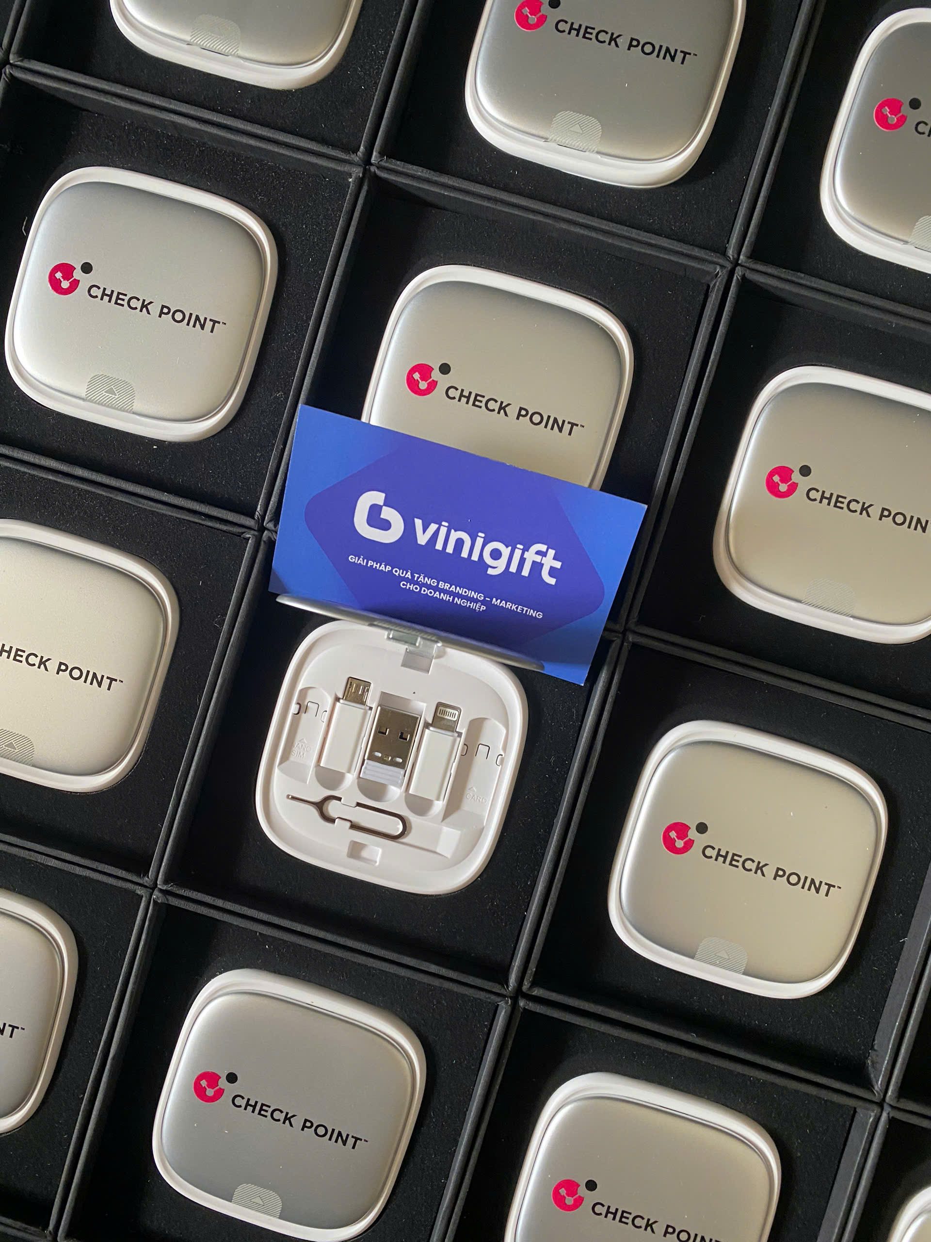 VINIGIFT x CHECKPOINT: Hợp tác lần 2 cùng bộ cáp sạc bạc in logo thương hiệu với màu hồng chủ đạo cực đẹp
