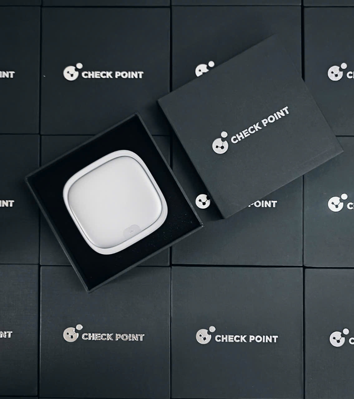 Hộp CHECK POINT ép kim logo - Vinigift