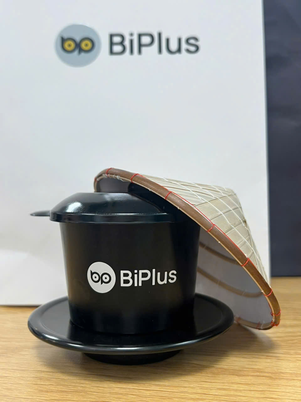 VINIGIFT x BIPLUS: Quà tặng nón lá và phin cà phê in logo mang đậm nét truyền thống Việt Nam
