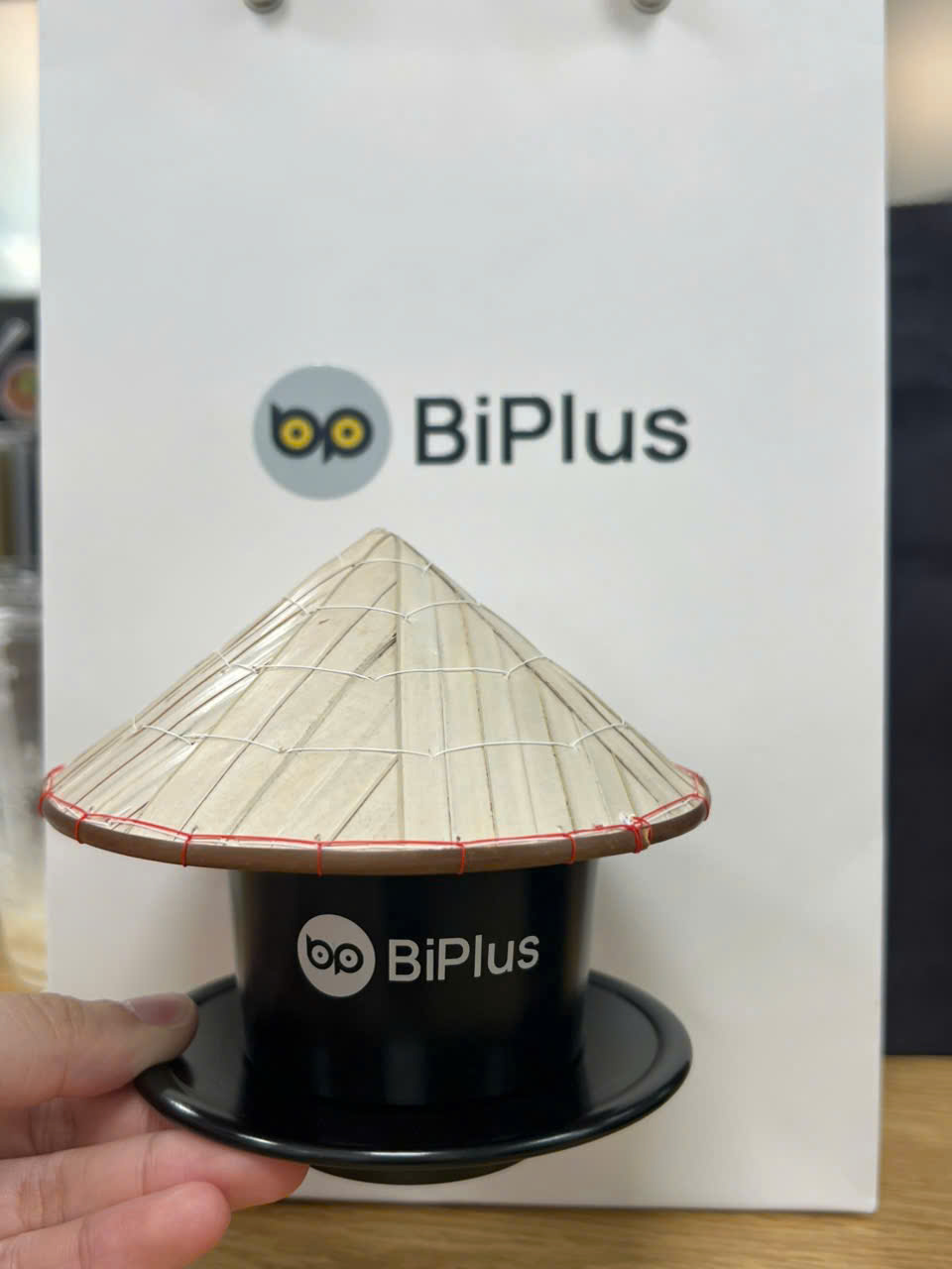 VINIGIFT x BIPLUS: Quà tặng nón lá và phin cà phê in logo mang đậm nét truyền thống Việt Nam