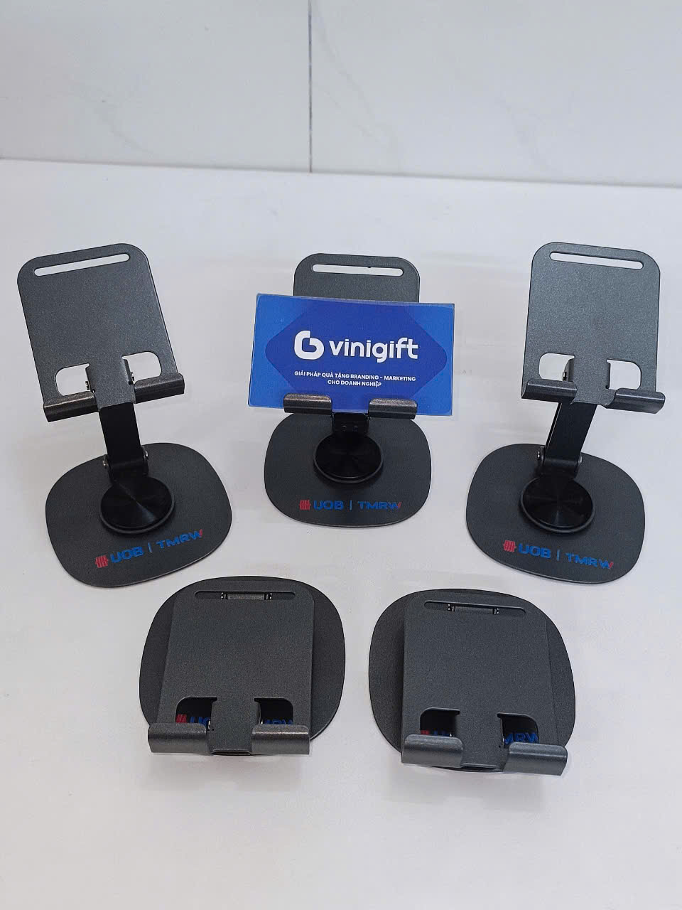 VINIGIFT x UOB TMRW Đồng hành trong chương trình Staff Lunch với giá đỡ điện thoại in logo