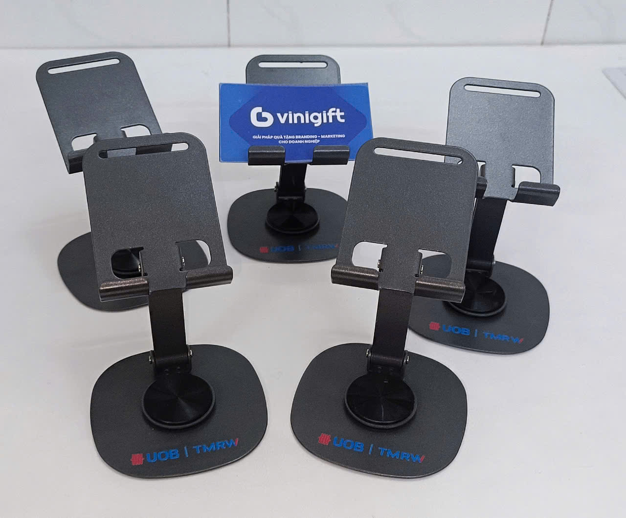 VINIGIFT x UOB TMRW Đồng hành trong chương trình Staff Lunch với giá đỡ điện thoại in logo