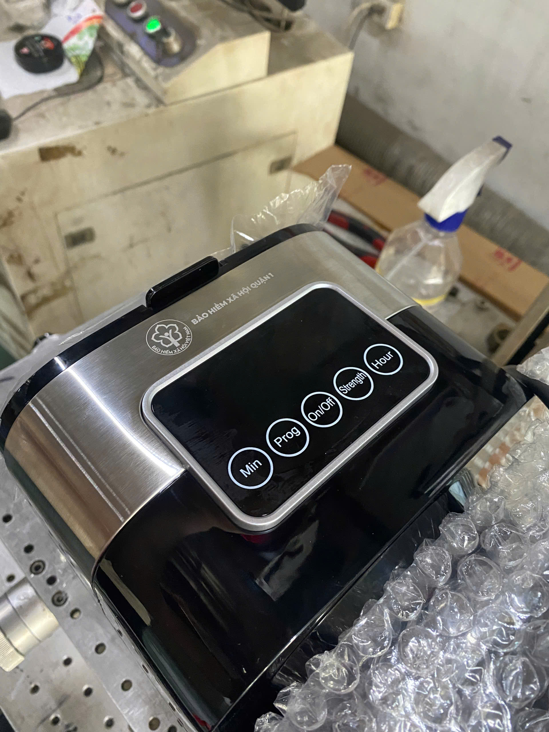 VINIGIFT x BẢO HIỂM XÃ HỘI QUẬN 1 Tri ân và đồng hành cùng máy pha cà phê khắc logo tuyệt đẹp