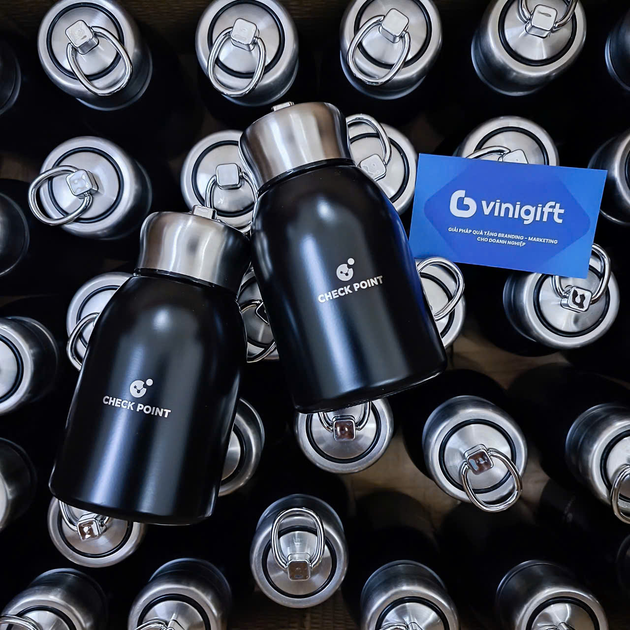 VINIGIFT x CHECK POINT Bình giữ nhiệt mini in khắc logo dành tặng sự kiện ngoài trời