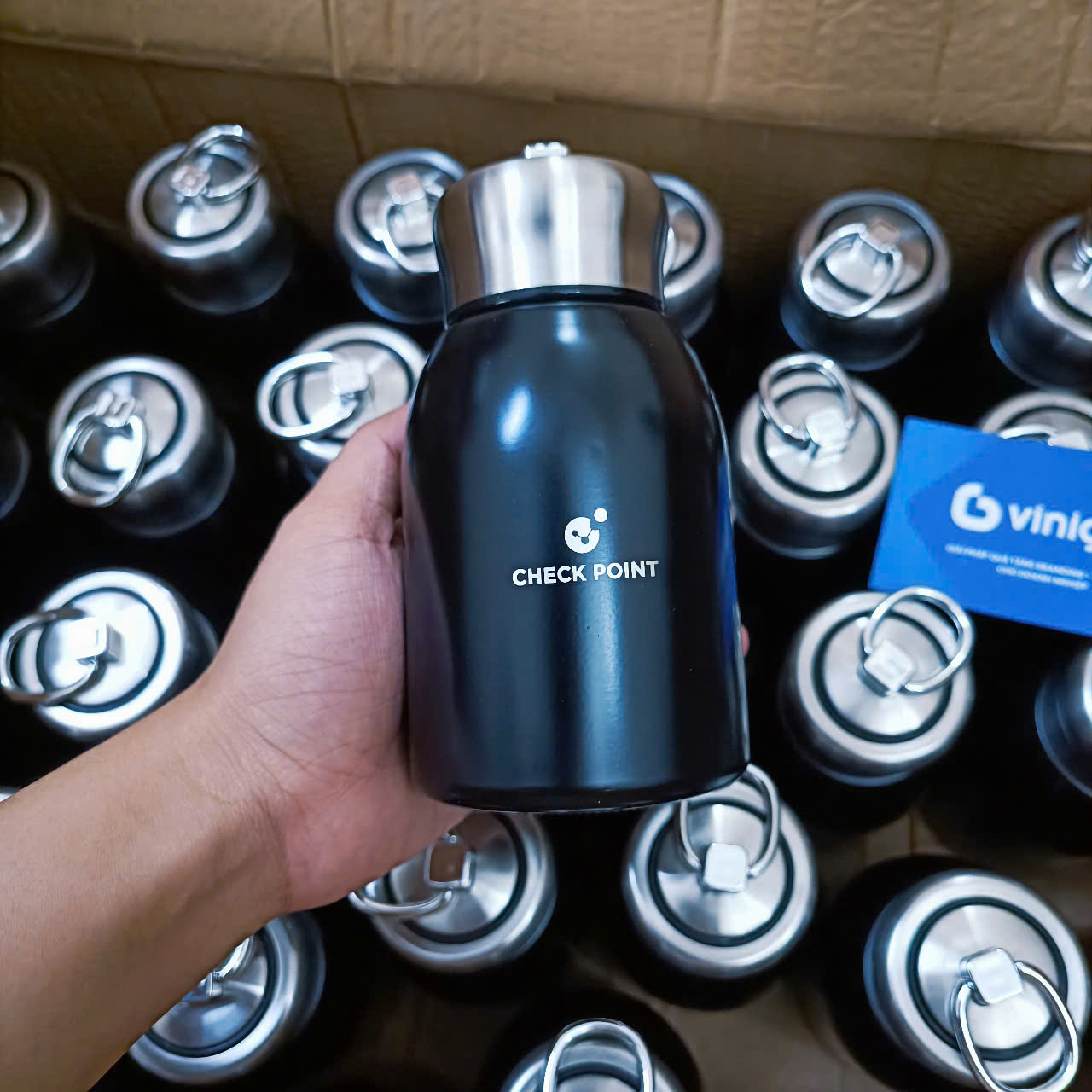 VINIGIFT x CHECK POINT Bình giữ nhiệt mini in khắc logo dành tặng sự kiện ngoài trời