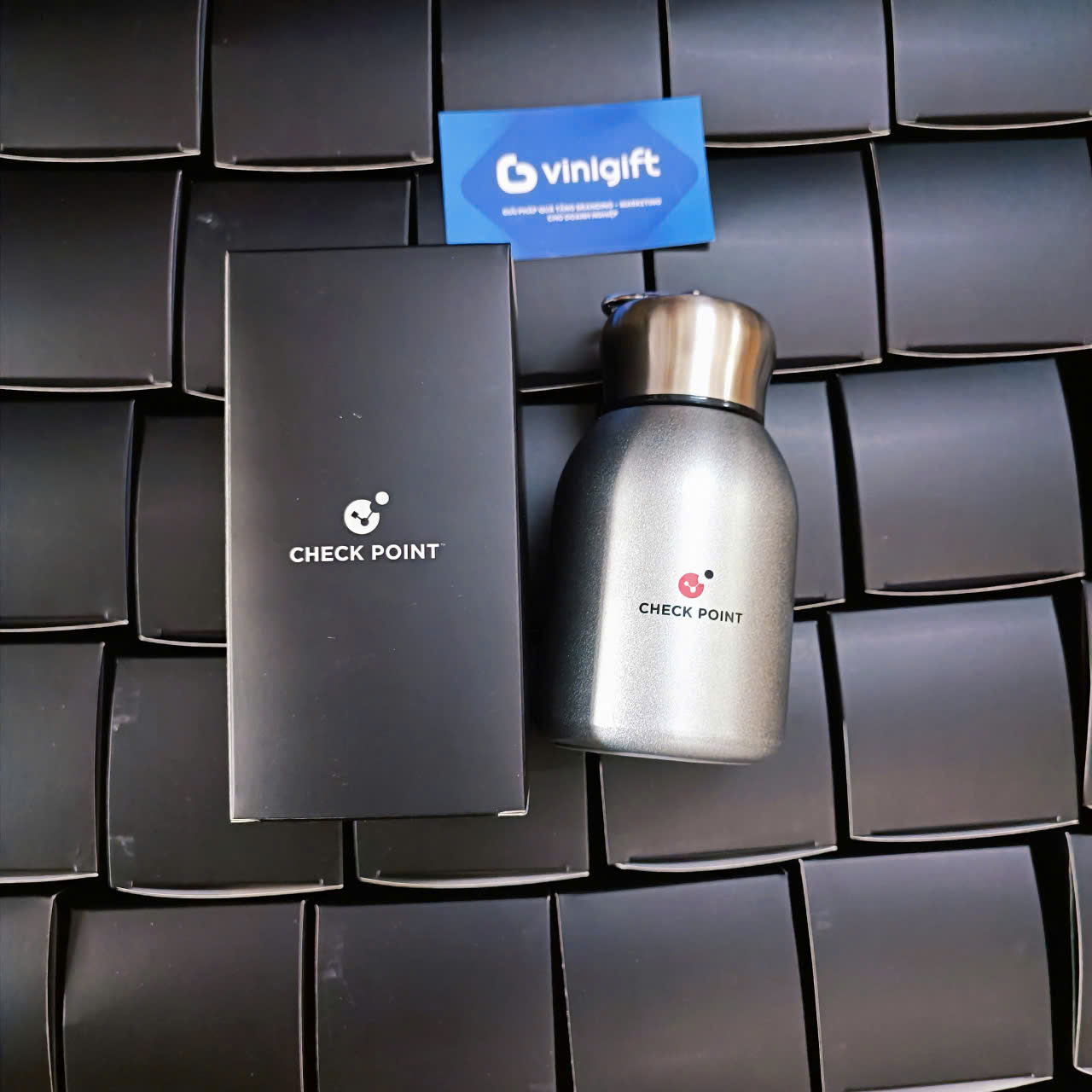 VINIGIFT x CHECK POINT Bình giữ nhiệt mini in khắc logo dành tặng sự kiện ngoài trời
