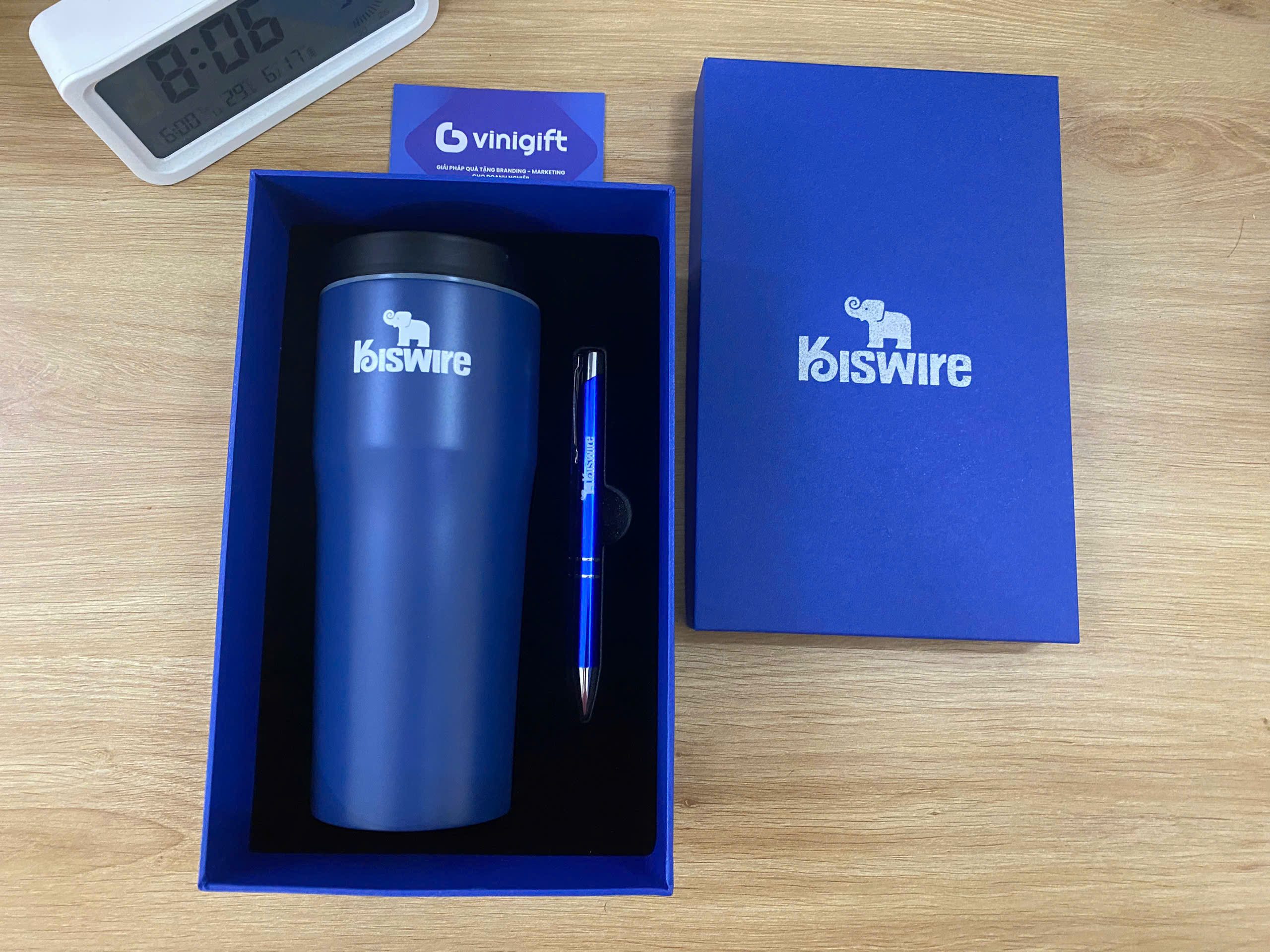 VINIGIFT x KISWIRE: Set ly giữ nhiệt Elmich cùng bút bi in logo kỷ niệm ngày thành lập công ty