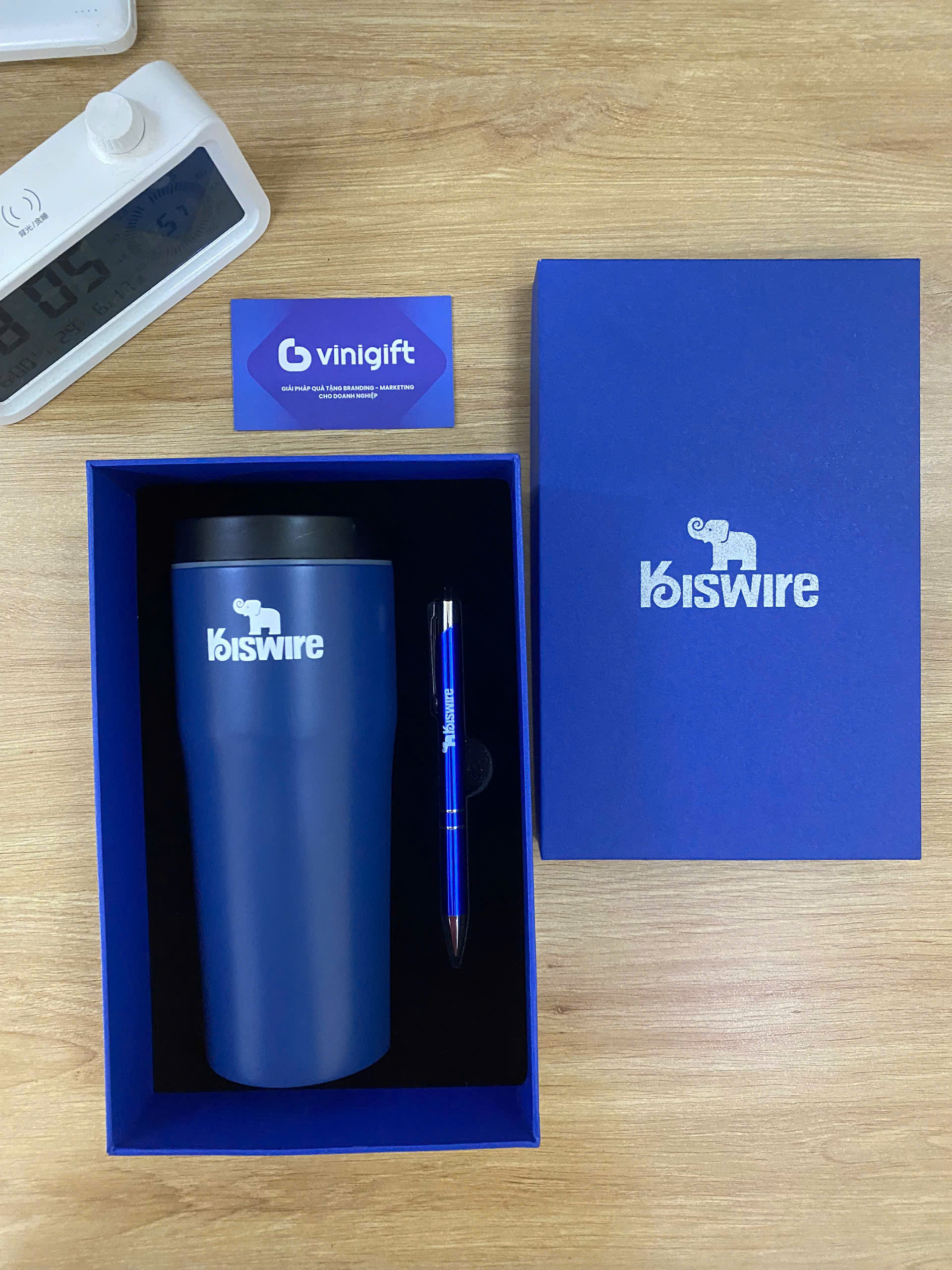 VINIGIFT x KISWIRE: Set ly giữ nhiệt Elmich cùng bút bi in logo kỷ niệm ngày thành lập công ty