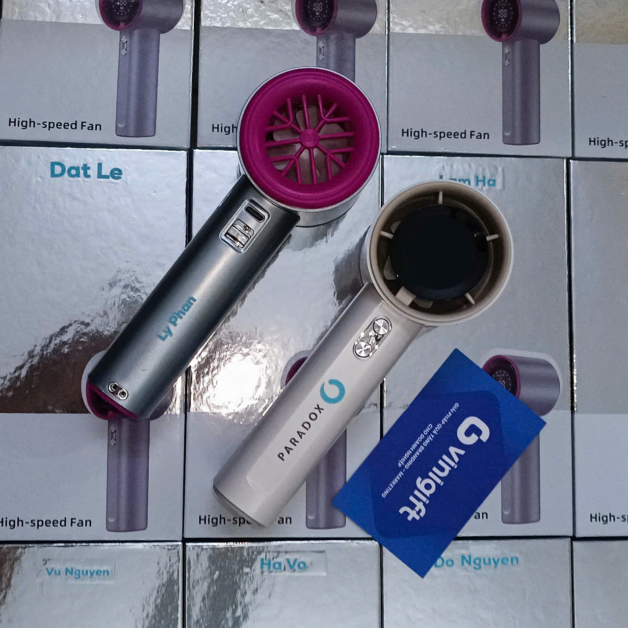 VINIGIFT x PARADOX Quà tặng quạt cầm tay in logo và tên cá nhân hoá dành tặng sinh nhật nhân viên