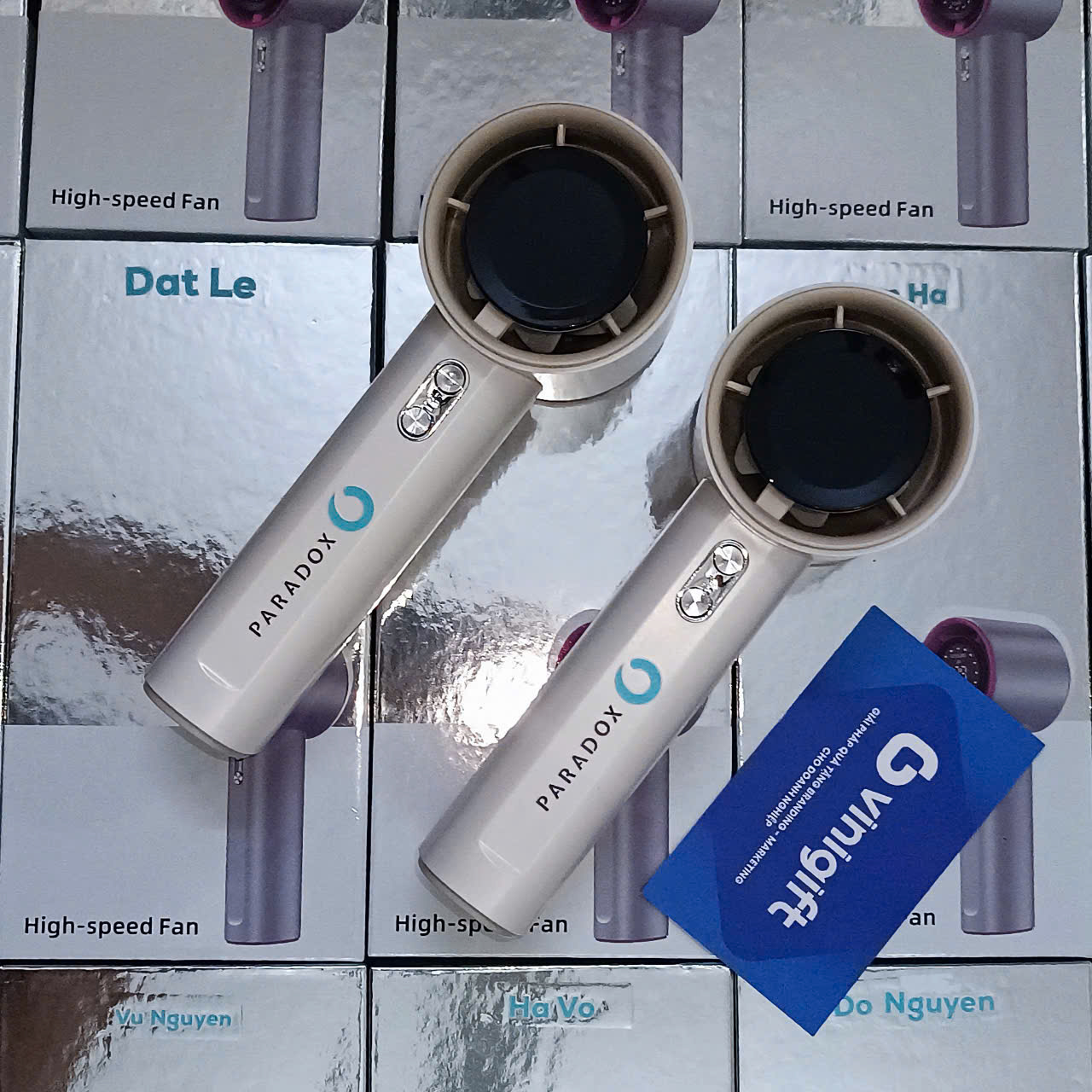 VINIGIFT x PARADOX Quà tặng quạt cầm tay in logo và tên cá nhân hoá dành tặng sinh nhật nhân viên