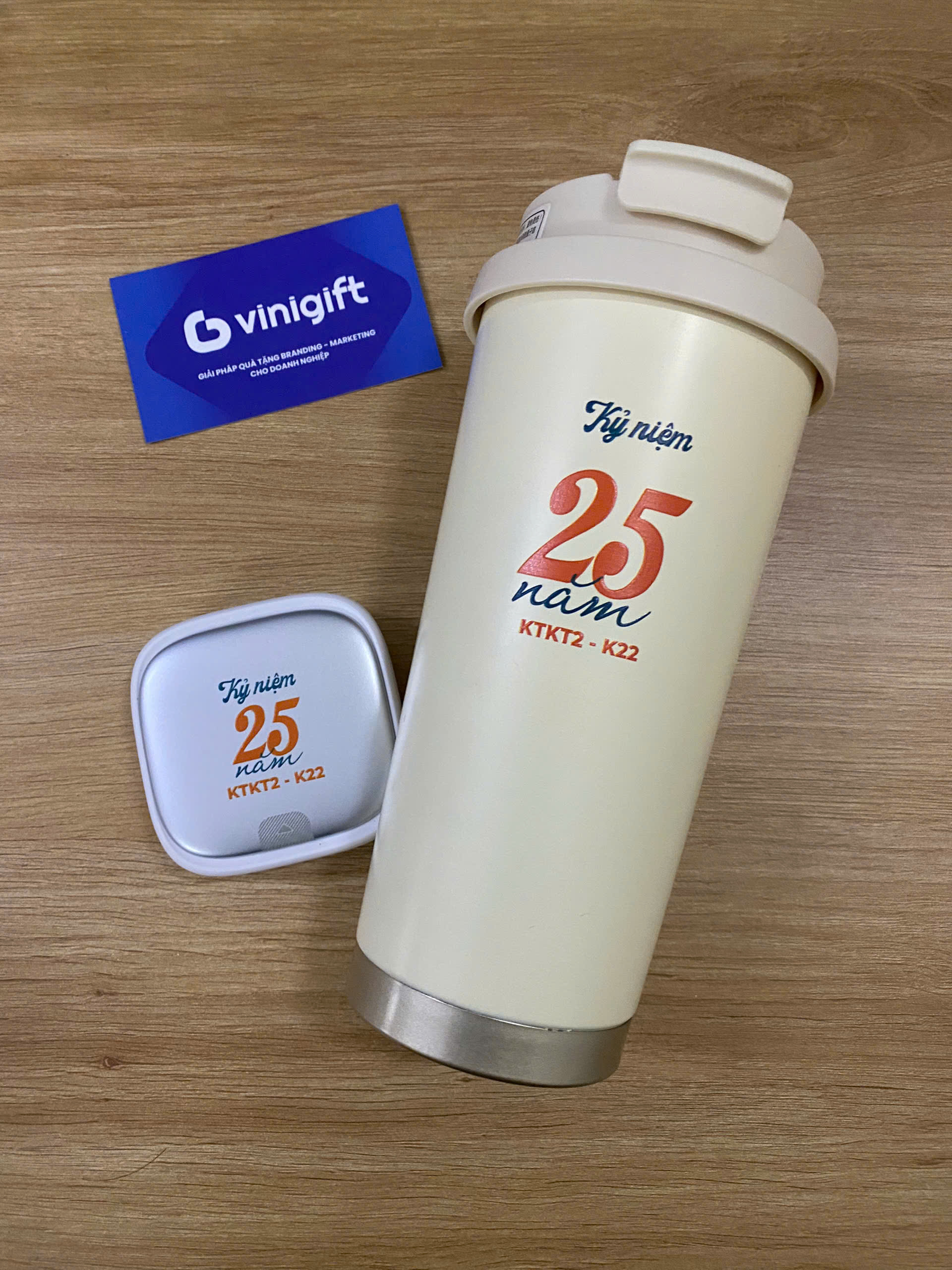 VINIGIFT x SET QUÀ TẶNG HỌP LỚP KỶ NIỆM 25 RA TRƯỜNG Ly giữ nhiệt và cáp sạc đa năng in logo ấn tượng