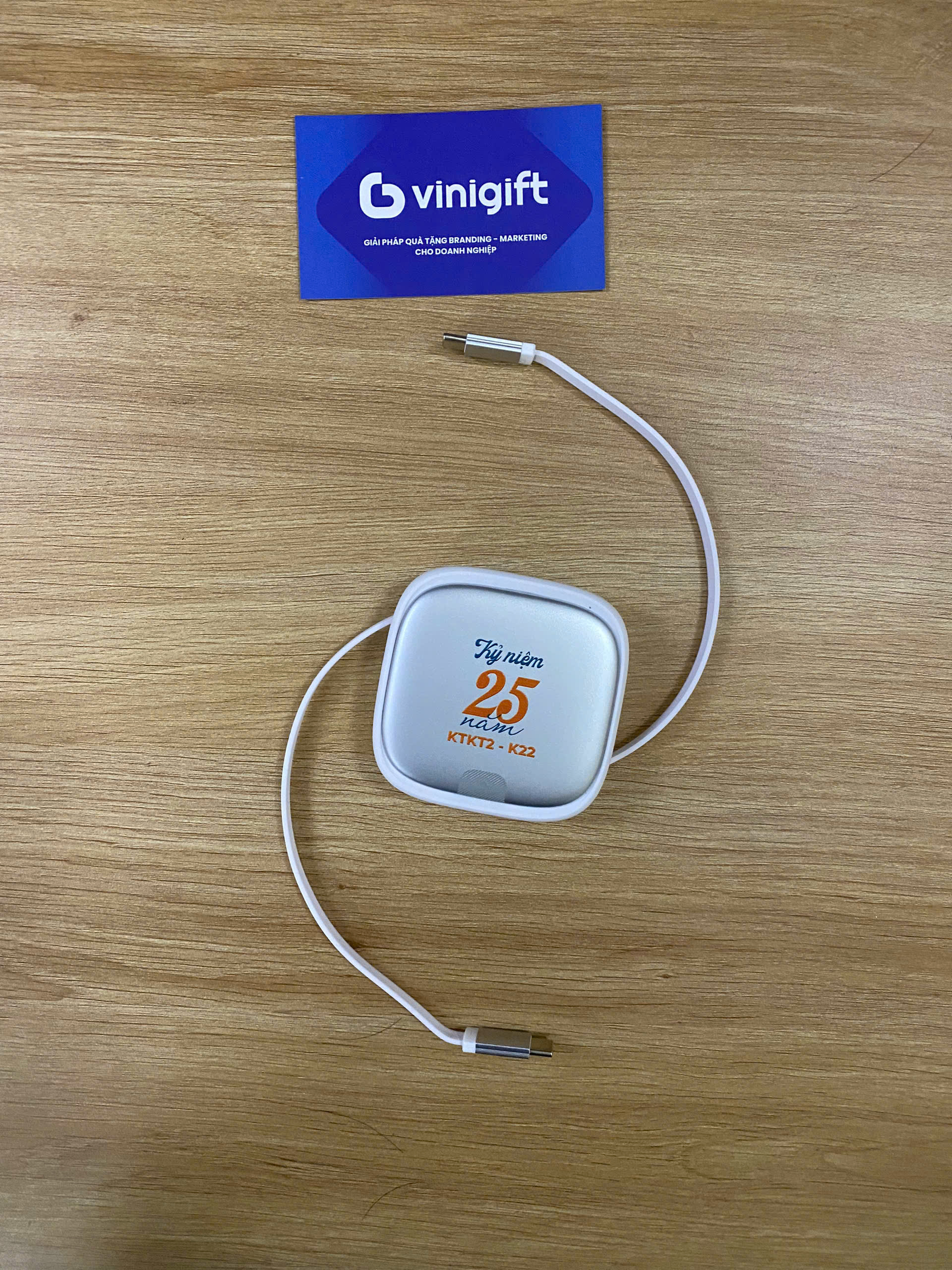 VINIGIFT x SET QUÀ TẶNG HỌP LỚP KỶ NIỆM 25 RA TRƯỜNG Ly giữ nhiệt và cáp sạc đa năng in logo ấn tượng