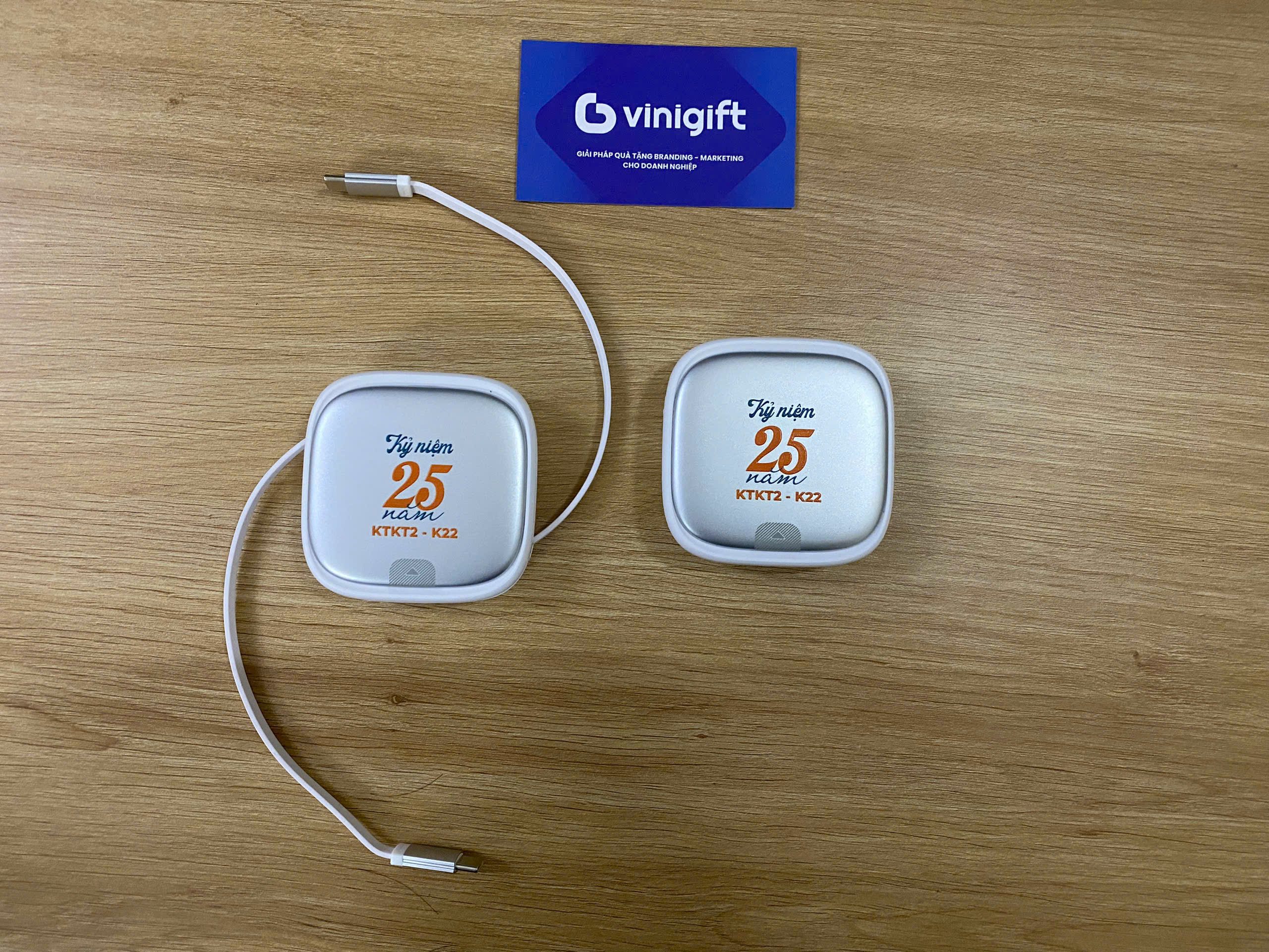 VINIGIFT x SET QUÀ TẶNG HỌP LỚP KỶ NIỆM 25 RA TRƯỜNG Ly giữ nhiệt và cáp sạc đa năng in logo ấn tượng
