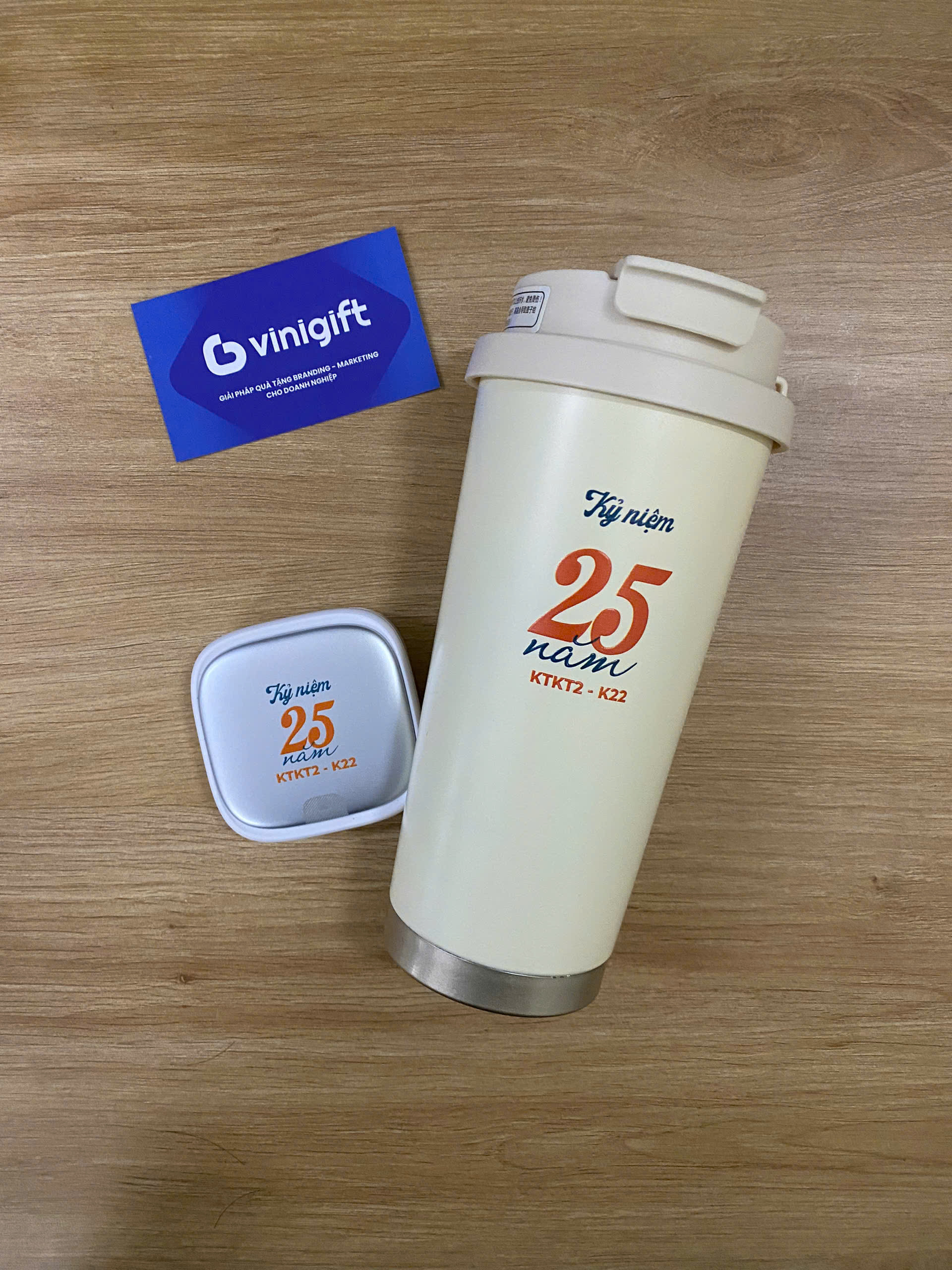 VINIGIFT x SET QUÀ TẶNG HỌP LỚP KỶ NIỆM 25 RA TRƯỜNG Ly giữ nhiệt và cáp sạc đa năng in logo ấn tượng