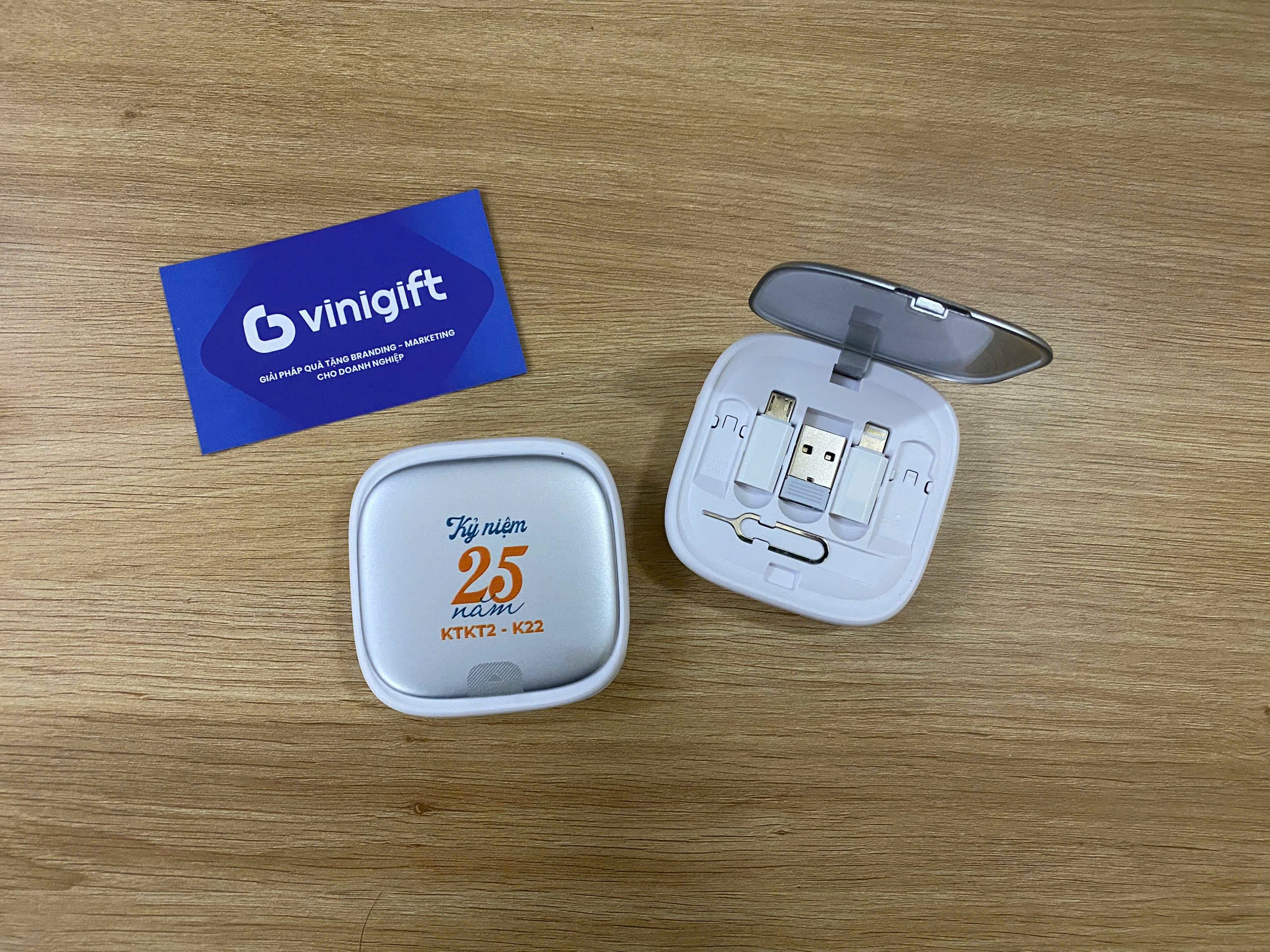 VINIGIFT x SET QUÀ TẶNG HỌP LỚP KỶ NIỆM 25 RA TRƯỜNG Ly giữ nhiệt và cáp sạc đa năng in logo ấn tượng