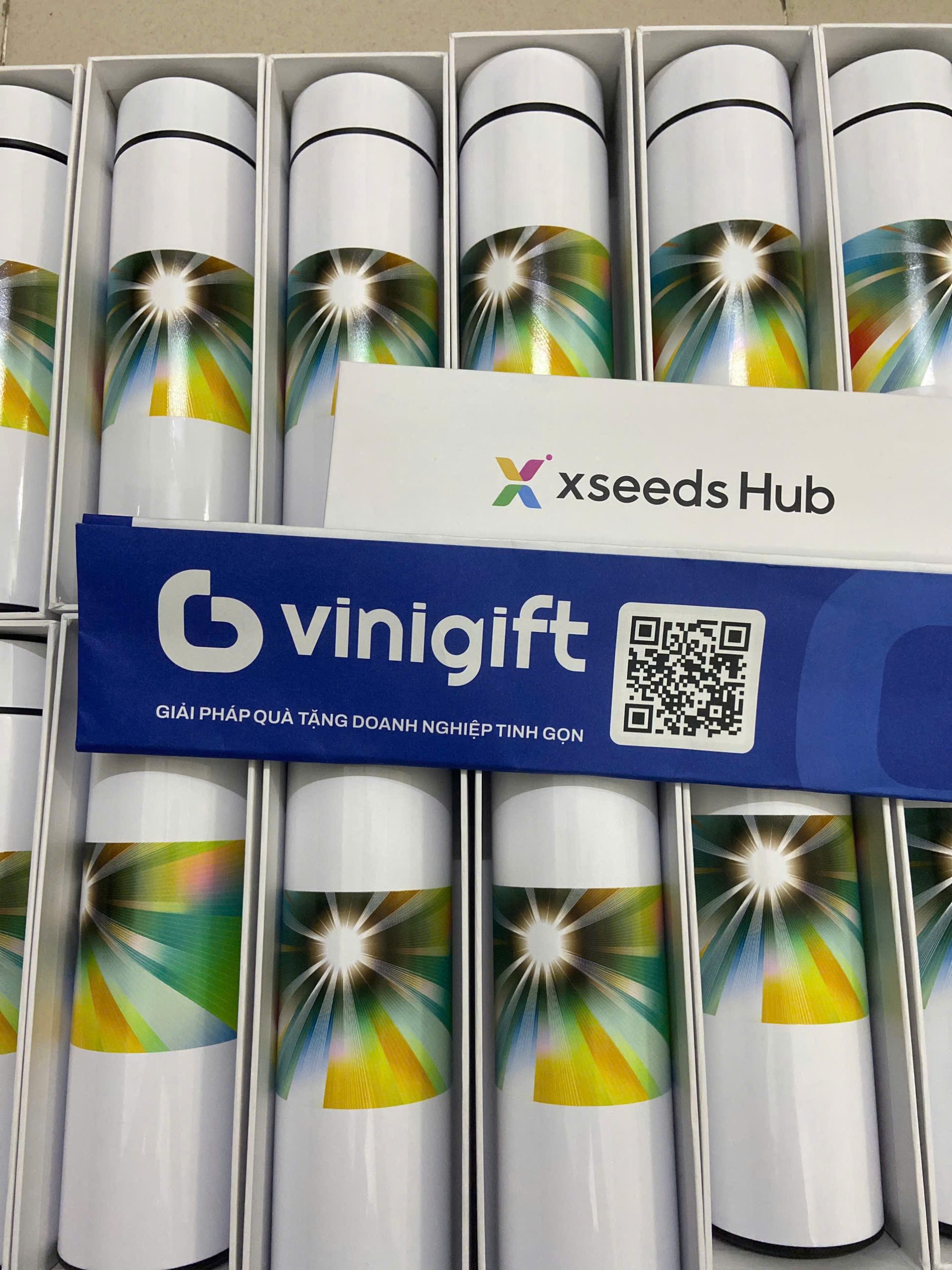 VINIGIFT x XSEEDS HUB: Quà tặng bình giữ nhiệt trụ tròn in full thiết kế cực chất 