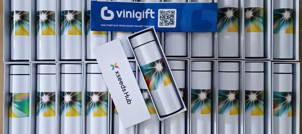 VINIGIFT x XSEEDS HUB: Quà tặng bình giữ nhiệt trụ tròn in full thiết kế cực chất 