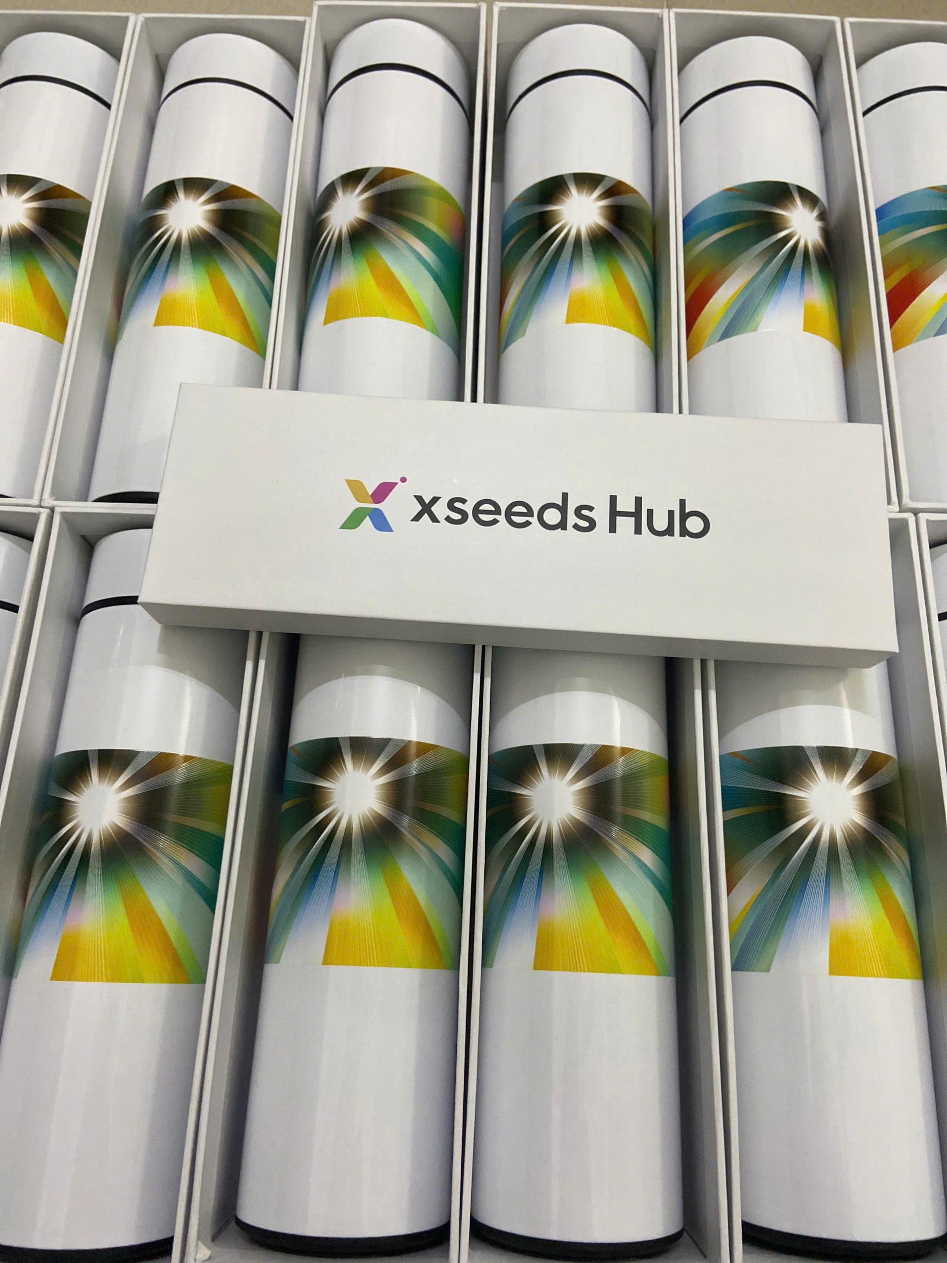 VINIGIFT x XSEEDS HUB: Quà tặng bình giữ nhiệt trụ tròn in full thiết kế cực chất 