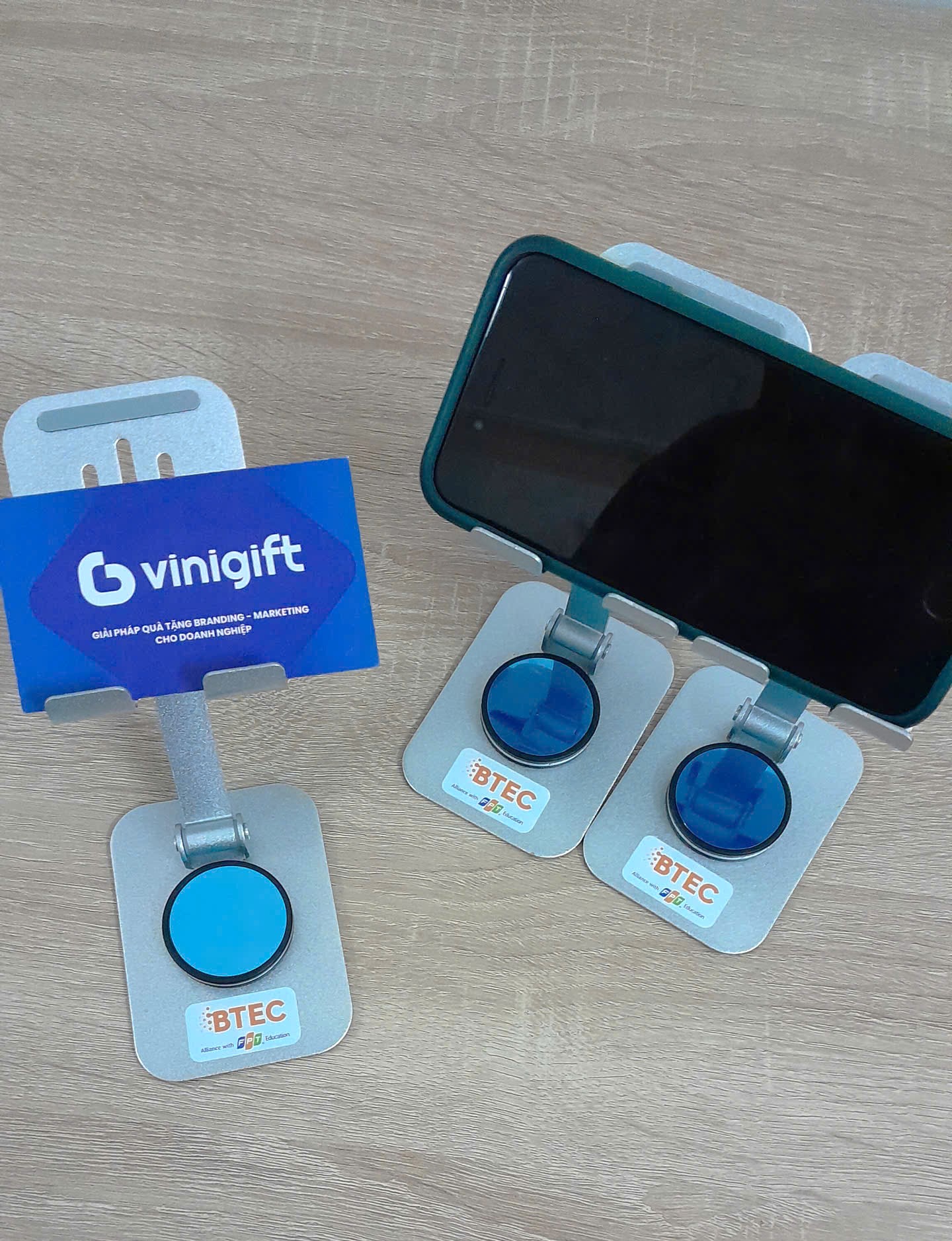 VINIGIFT x TRUNG TÂM FPT POLYTECHNIC (BTEC FPT): Giá đỡ điện thoại in logo – Quà tặng tiện ích, lan tỏa tri thức và thương hiệu bền vững