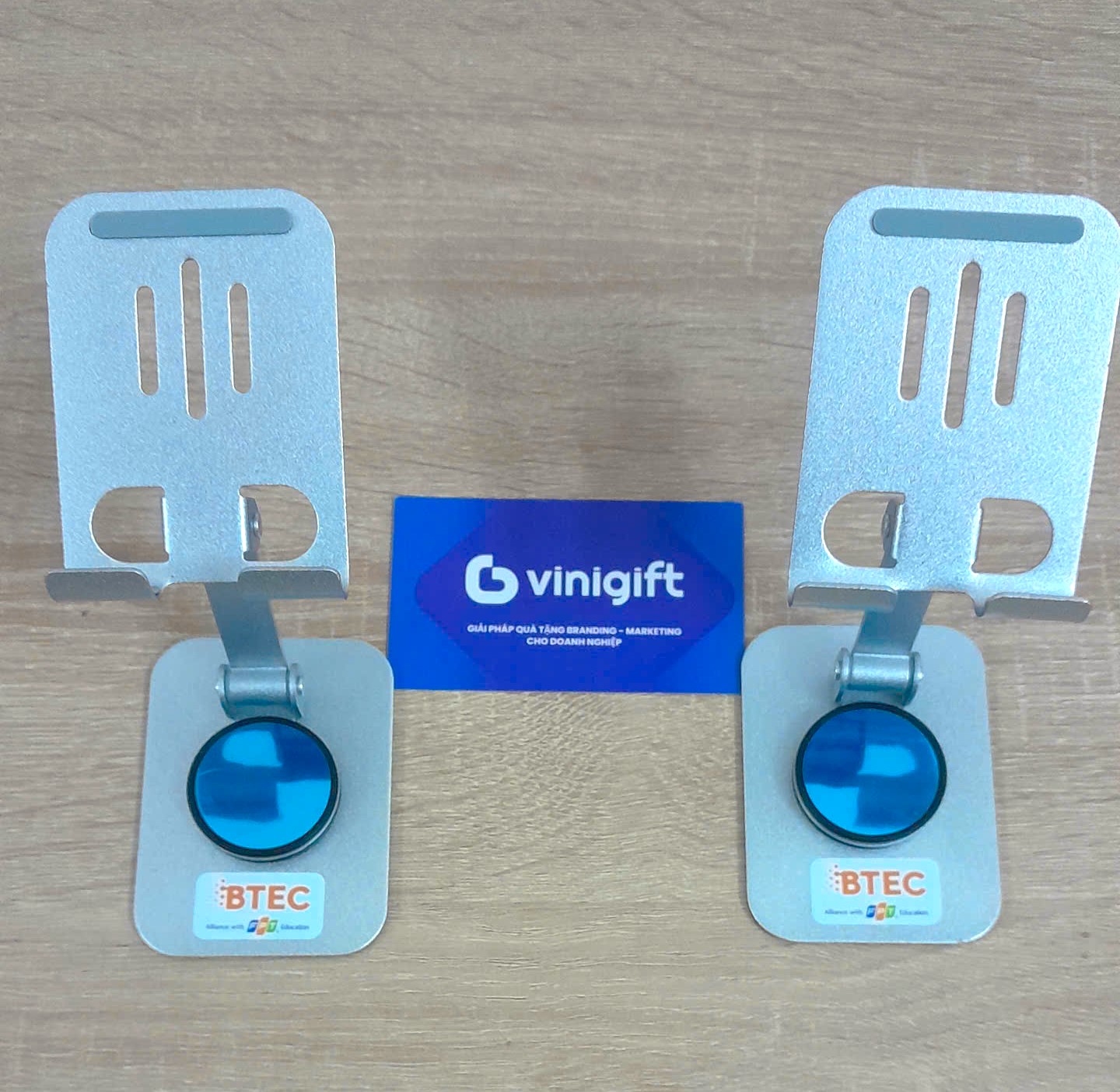 VINIGIFT x TRUNG TÂM FPT POLYTECHNIC (BTEC FPT): Giá đỡ điện thoại in logo – Quà tặng tiện ích, lan tỏa tri thức và thương hiệu bền vững