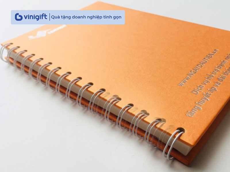 In sổ tay lò xo A5 bìa cứng carton bồi giấy Couche C150 theo yêu cầu, giá rẻ, chất lượng cao
