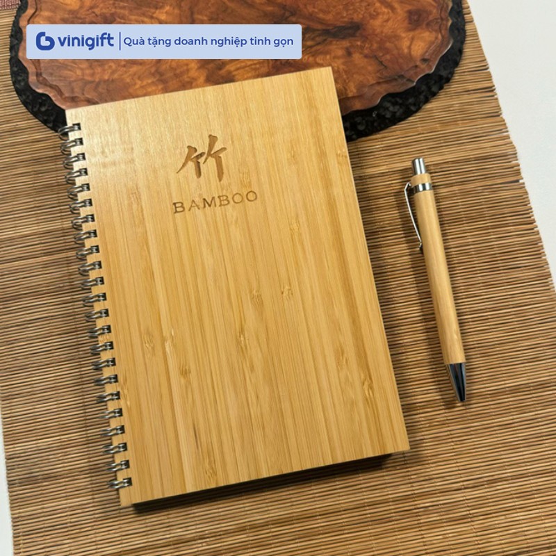 In sổ tay lò xo bìa gỗ tre kích thước A6 theo yêu cầu, giá tốt