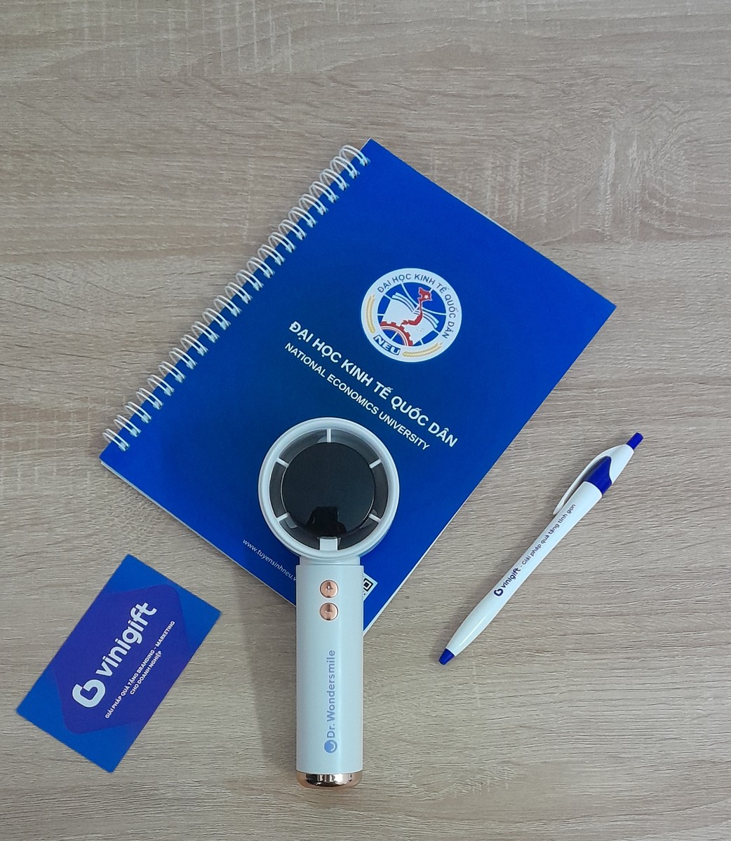 VINIGIFT x DR.WONDERSMILE: Quạt sạc cầm tay in logo – Dự án quà tặng thương hiệu thông minh cho mùa hè năng động